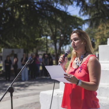 8M: en su d&iacute;a, mujeres de la ciudad realizaron un abrazo simb&oacute;lico en la plaza Eduardo Costa 