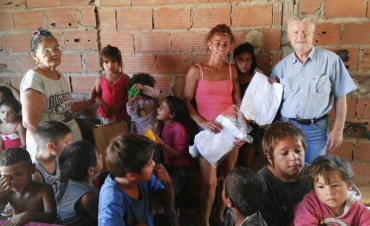 Rub&eacute;n Romano entreg&oacute; &uacute;tiles escolares en el Lubo y Dignidad
