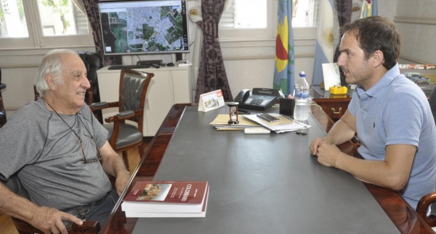 El Intendente recibi&oacute; a un vecino que tradujo un libro sobre la historia de un pueblo de Italia 