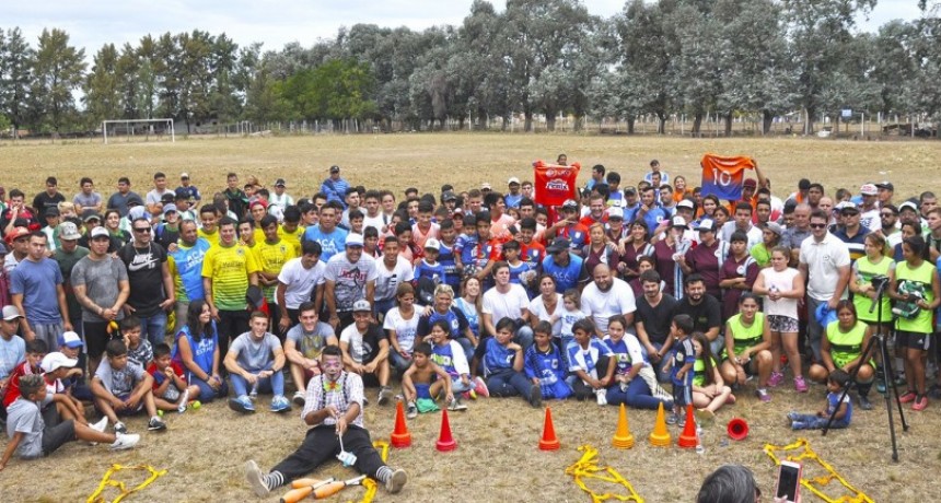 M&aacute;s de 15 clubes de f&uacute;tbol de la ciudad recibieron materiales deportivos