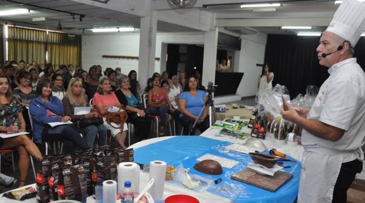Autoempleo: vecinos participaron de un taller de elaboraci&oacute;n de huevos de pascua