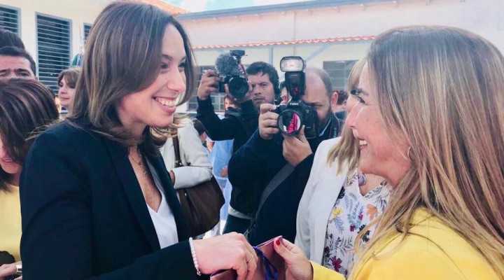 Schvartz le entreg&oacute; a Vidal un ejemplar del libro &ldquo;Mujeres de Campana &ndash; Ampliando M&aacute;rgenes&rdquo; 