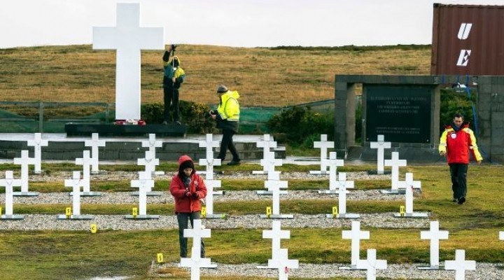 Homenaje frente a los tumbas de nuestros h&eacute;roes de Malvinas
