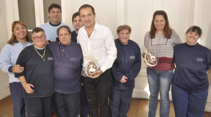 Una tradici&oacute;n: APID obsequi&oacute; un huevo de Pascuas al Intendente
