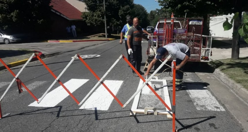 El Municipio trabaja en la se&ntilde;alizaci&oacute;n horizontal de los edificios escolares
