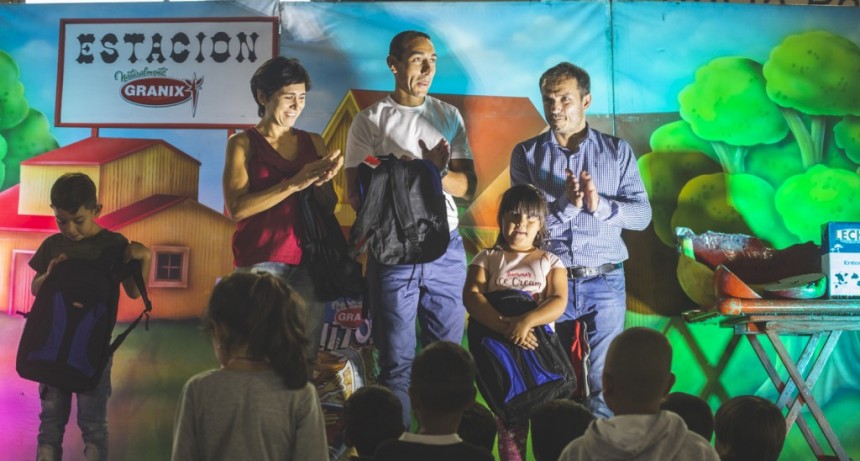 Mil chicos recibieron sus mochilas y kits escolares para iniciar las clases