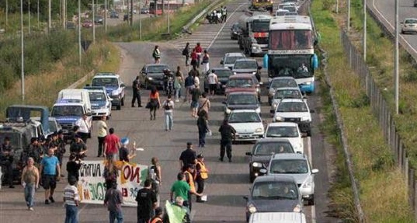 Organizaciones sociales cortaron la Autov&iacute;a 2 a la salida de Mar del Plata