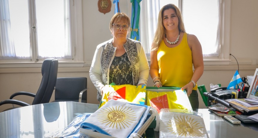 Entregan banderas a instituciones educativas de la Unidad Penitenciaria Nro 57