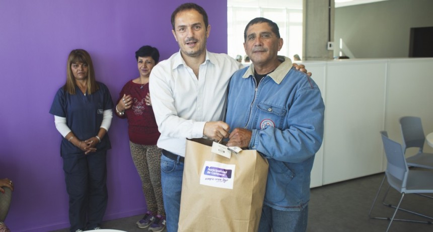 El Intendente entreg&oacute; indumentaria al personal de servicio de limpieza y de vigilancia