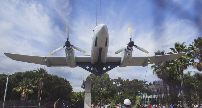 En un d&iacute;a hist&oacute;rico para la ciudad, se emplaz&oacute; el avi&oacute;n Pucar&aacute; en el Parque Urbano