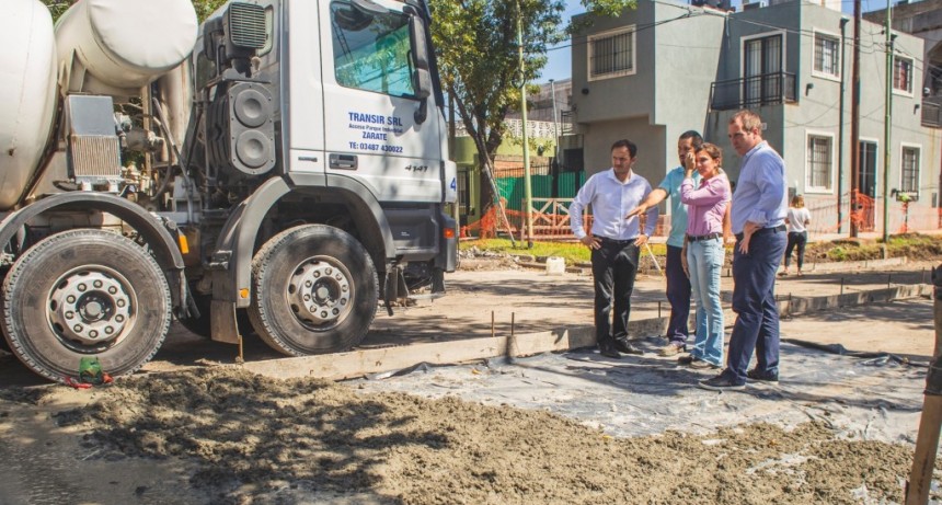 Tras la obra hidr&aacute;ulica, se comenz&oacute; a bachear con hormig&oacute;n la calle Alem