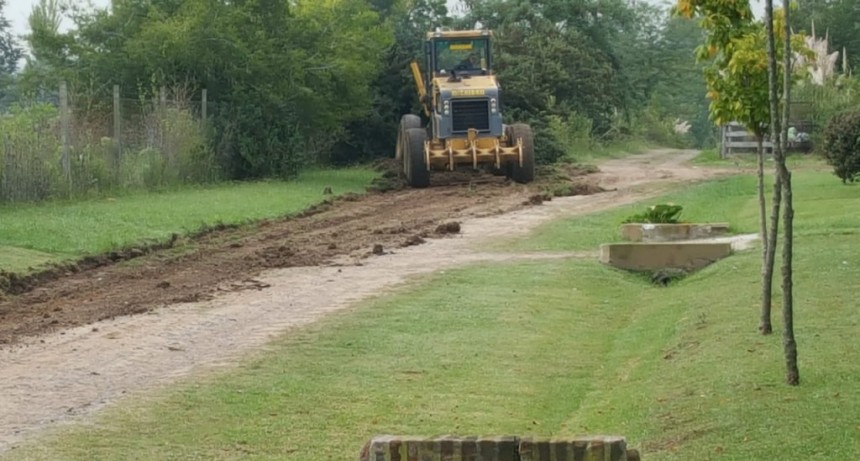 En Las Lomadas se hicieron trabajos de cruce de calles, perfilado y zanjeo   