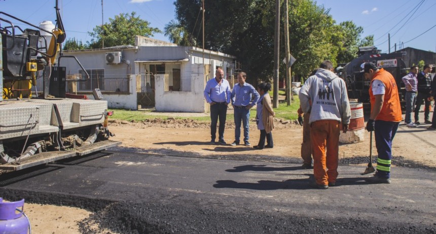 Realizan obras de ampliaci&oacute;n y asfaltan la calle de la Escuela N&ordm; 15 de Otamendi