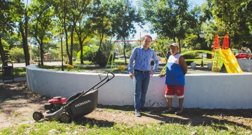 Nicol&aacute;s, el vecino de Otamendi que a diario cuida la plaza del barrio