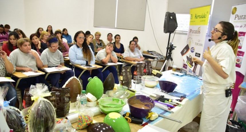 Vecinas participaron de una capacitaci&oacute;n gratuita sobre elaboraci&oacute;n de huevos de pascuas