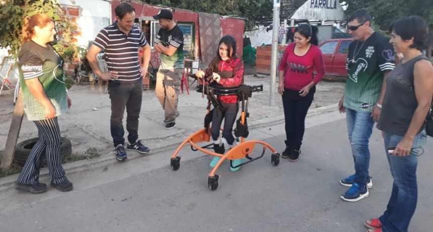 Militantes de &ldquo;Sentir&rdquo; donaron un andador postural a una vecina