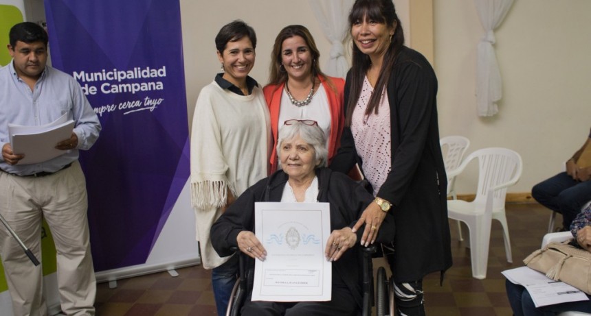 M&aacute;s de 100 familias campanenses recibieron y firmaron sus escrituras   