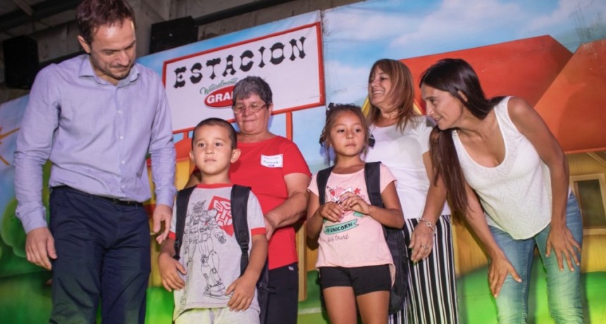 M&aacute;s de 1.000 ni&ntilde;os que inician primer grado recibieron mochilas y kits escolares