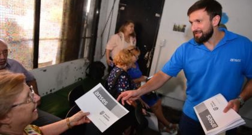 LA ANSES CAPACIT&Oacute; A ADULTOS MAYORES EN EL USO DE LA APP DEL PROGRAMA PRECIOS CUIDADOS
