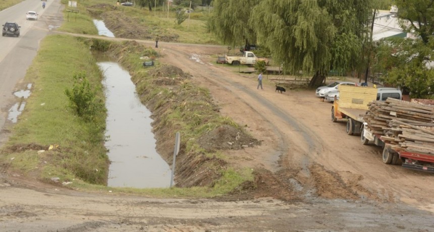 Importantes trabajos de limpieza en el ingreso a Santa Luc&iacute;a      