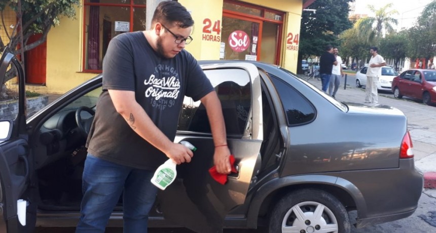 Remiseros y taxistas cuidan a sus pasajeros higienizando sus veh&iacute;culos 