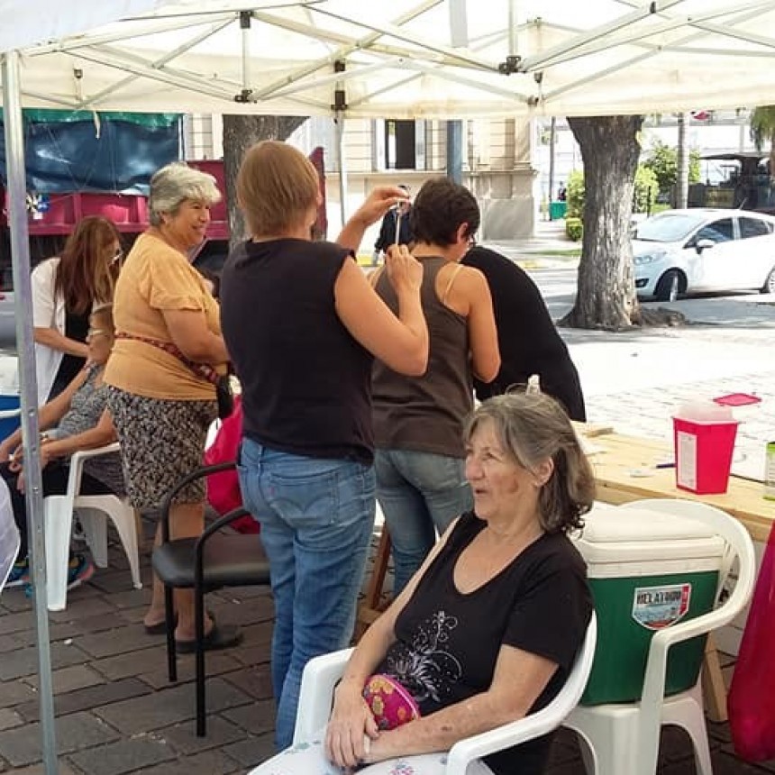 Comenz&oacute; la vacunaci&oacute;n antigripal para los mayores de 65 a&ntilde;os pasaron en la Plaza Eduardo Costa 400 vecinos