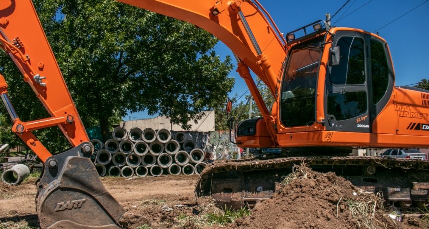 Continúan las obras de saneamiento y reconstrucción de la calzada en el barrio Sarmiento