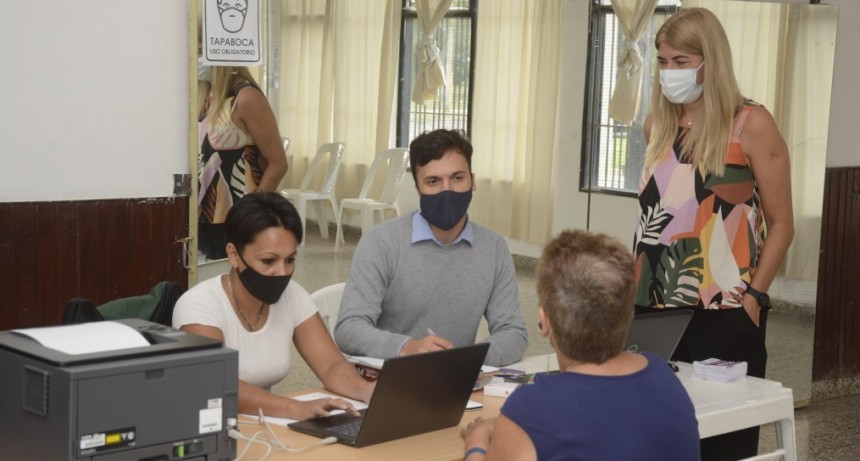 Vecinos de Ariel del Plata y Siderca se asesoraron sobre pago de tasas y servicios cerca de sus casas 