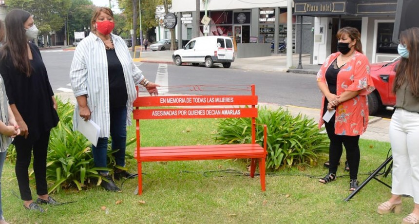 Inauguraron un nuevo banco rojo por el Día Internacional de la Mujer 