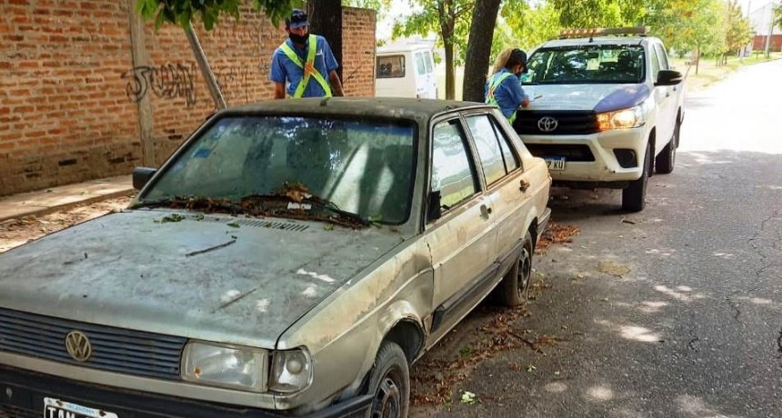 Trasladan y retiran vehículos abandonados en las calles de barrio Siderca