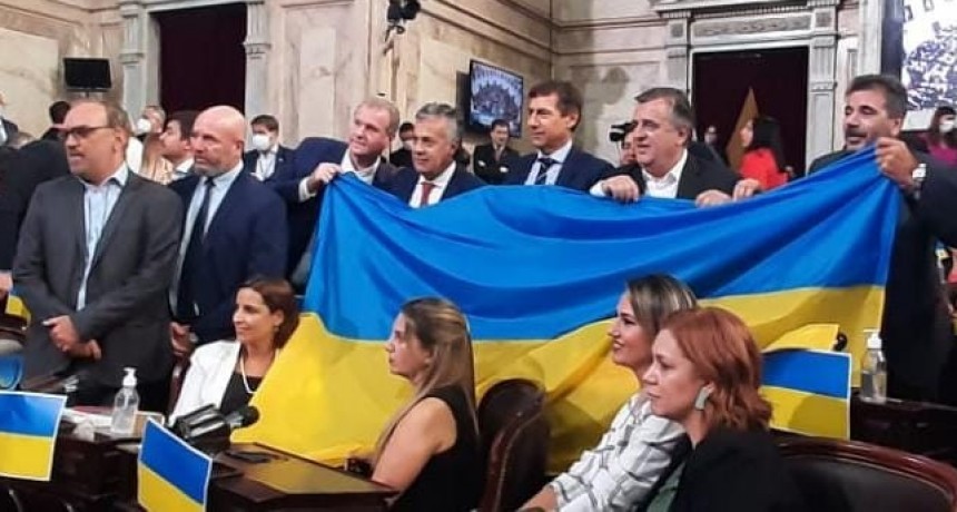 Juntos por el Cambio con banderas de Ucrania 