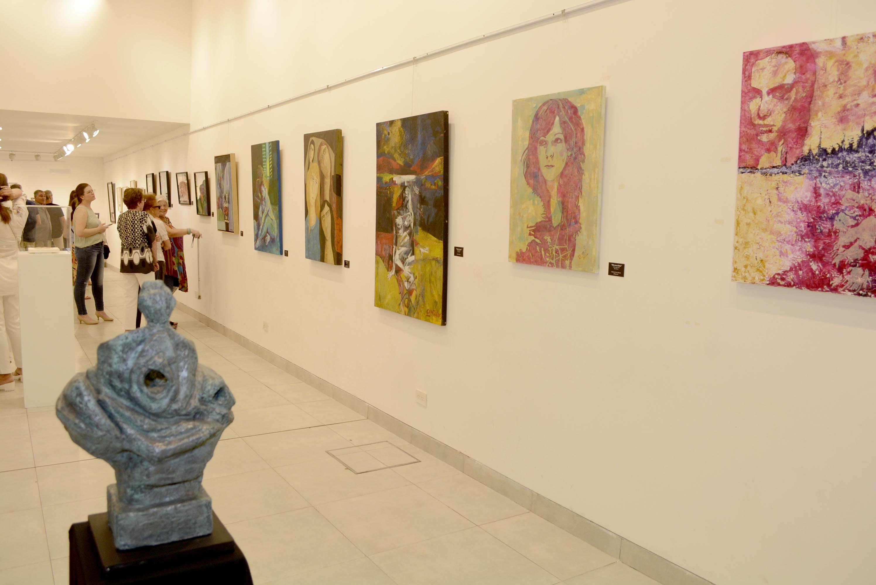 La muestra “Mujeres en el Arte” se exhibe en el Edificio 6 de Julio
