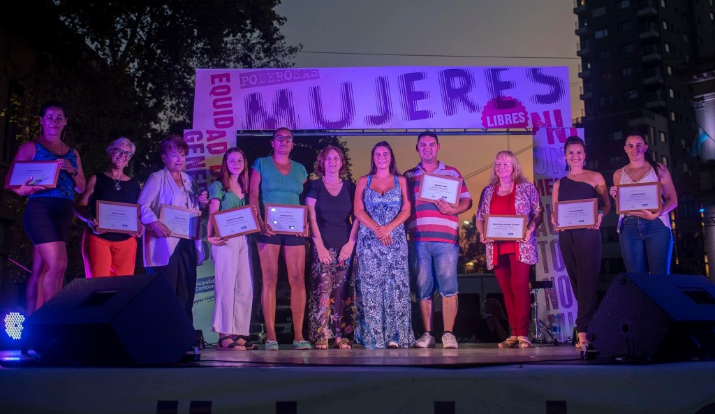 “Mujeres que dejan huella”: en un emotivo evento, Campana reconoció a sus embajadoras