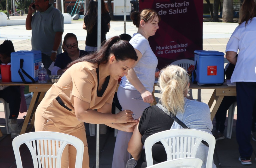 Unos 360 vecinos se vacunaron gratis contra la gripe en el Parque Urbano
