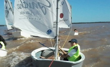 &Oacute;ptimist  Un grupo del CBC estuvo navegando sobre el R&iacute;o de la Plata