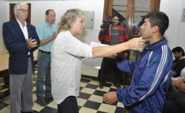En el Sal&oacute;n &ldquo;Ezio Mollo&rdquo;    Se entregaron nuevas Pensiones Nacionales a vecinos de Campana