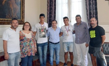 Abella recibi&oacute; a los remeros que obtuvieron medalla de bronce