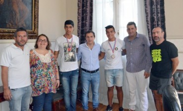 Abella recibi&oacute; a los remeros que obtuvieron medalla de bronce