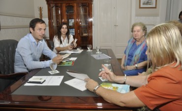 Abella recibi&oacute; a representantes de Campana Amanecer Literario