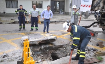 Importante operativo para destapar desag&uuml;es pluviales en la zona del arco 