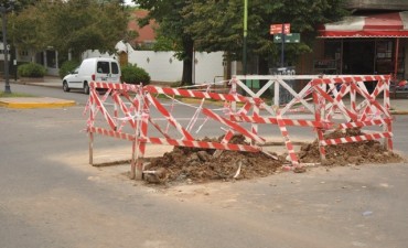 Reparan un bache en avenida Varela e Iriart 