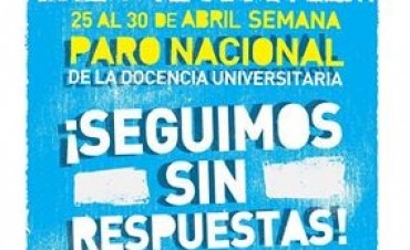 Clase p&uacute;blica de la Universidad de Luj&aacute;n en la Plaza Eduardo Costa