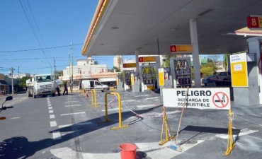Limpian los conductos cloacales de la estaci&oacute;n de servicio Shell tras los derrames
