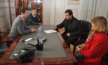 Abella entreg&oacute; subsidios a canaricultores y a la parroquia "Nuestra Se&ntilde;ora de Luj&aacute;n&rdquo;