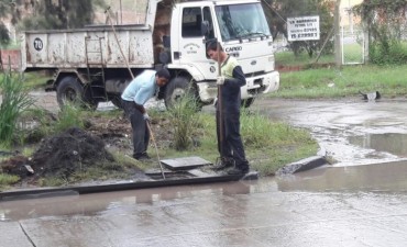 Refuerzan la limpieza de bocas de tormenta y sumideros 