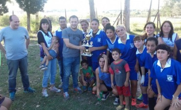 Equipos de f&uacute;tbol de la ciudad recibieron material deportivo