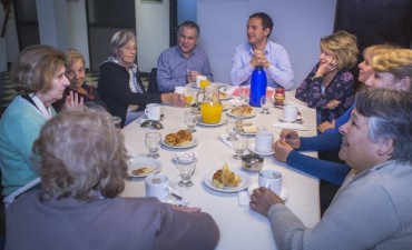 El Intendente comparti&oacute; un desayuno con integrantes de la cooperadora del hospital
