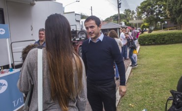 El Intendente visit&oacute; el m&oacute;vil sanitario de la Fundaci&oacute;n Tsu Cosm&eacute;ticos 