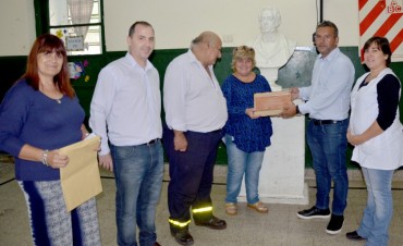 El Municipio entreg&oacute; una placa a la cooperadora de la Escuela N&deg;5 por sus 75 a&ntilde;os de vida