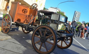 El 1º Automóvil Argentino encabezó una caravana de autos antiguos